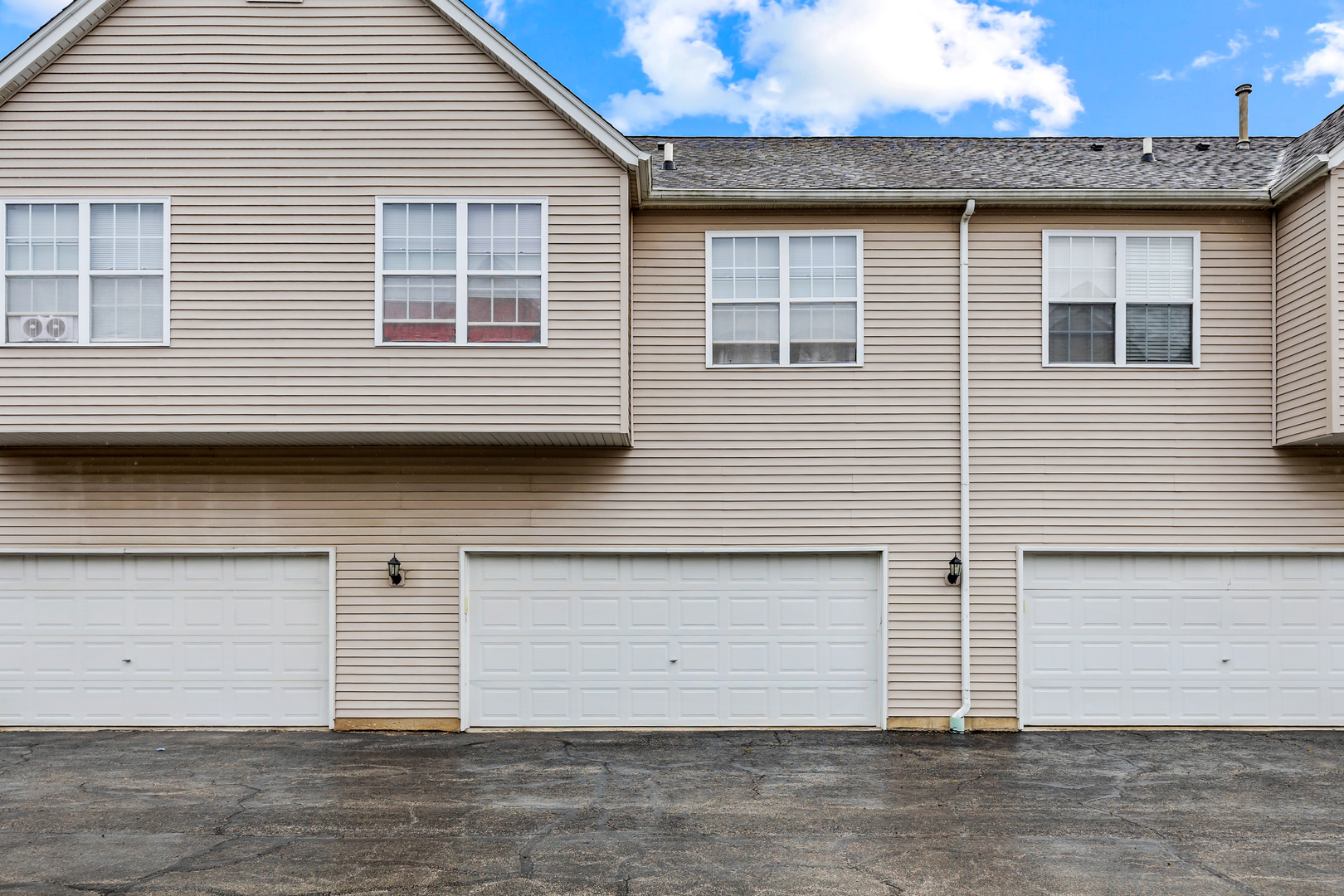 516 Clayton Circle, Unit 516 Sycamore, IL 60178 - Photo 25 of 26 a front view of a house