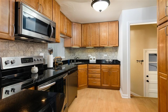 2458 South 3rd Avenue North Riverside, IL 60546 - Photo 9 of 36