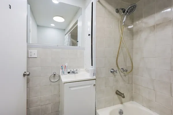 $1,500 | 104 Oak Street, Unit 1N, Fall River, MA 02720