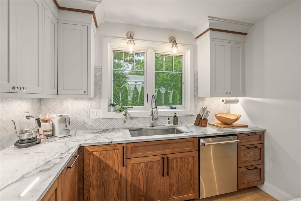 8 Bates Court Dedham, MA 02026 - Photo 12 of 41