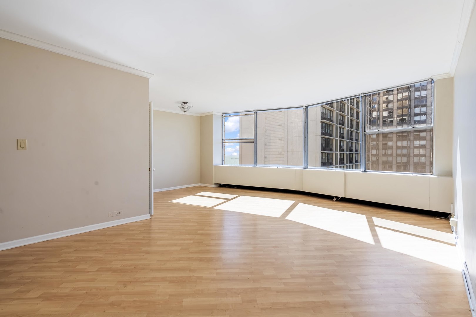 5757 North Sheridan Road, Unit 19D Chicago, IL 60660 - Photo 4 of 36 Gallery Image 4