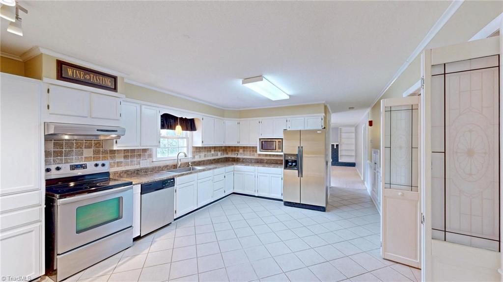 1007 Shalimar Drive High Point, NC 27262 - Photo 4 of 43 Kitchen
