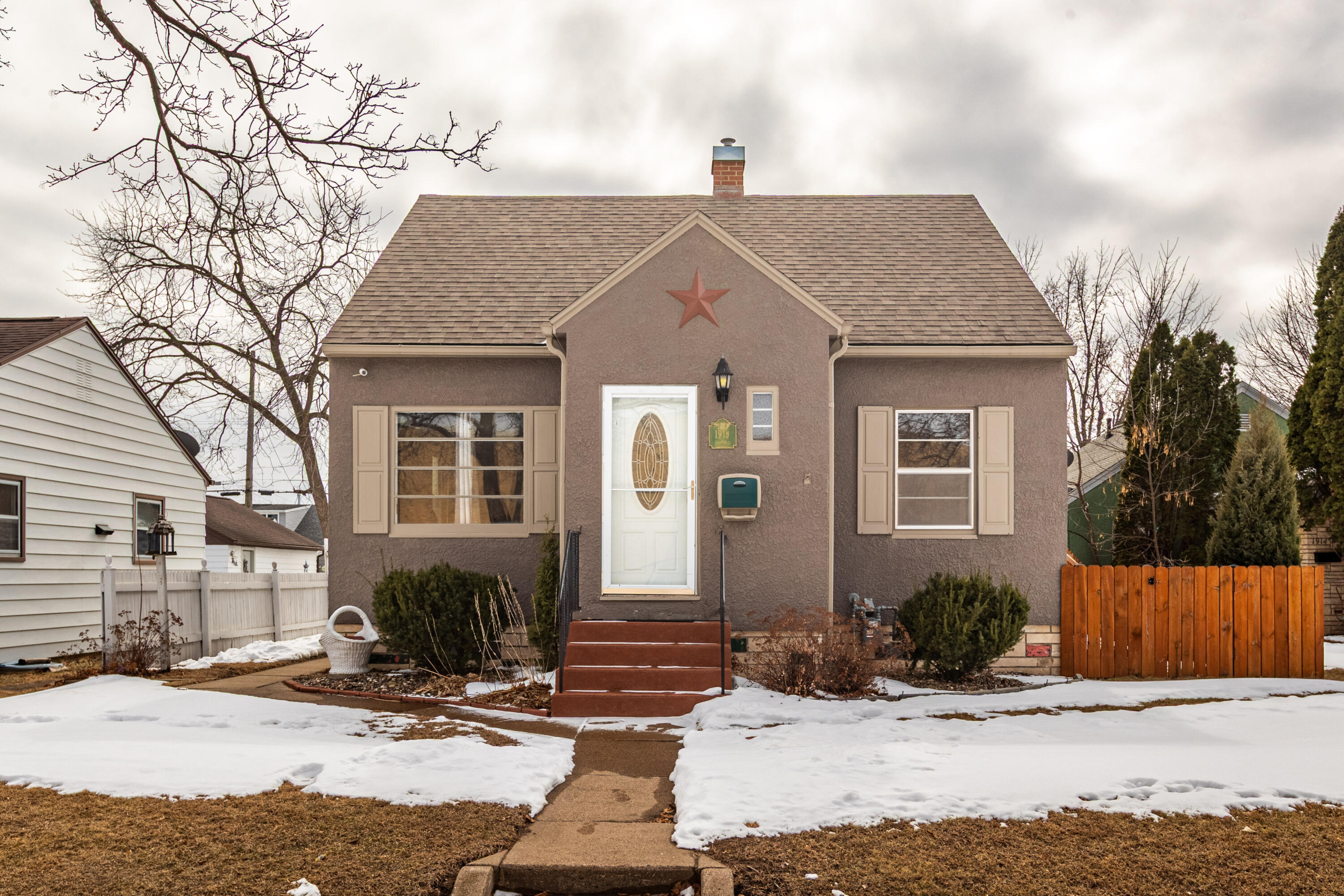 1918 Redfield Street La Crosse, WI 54601 - Photo 1 of 27 C24I1386-HDR