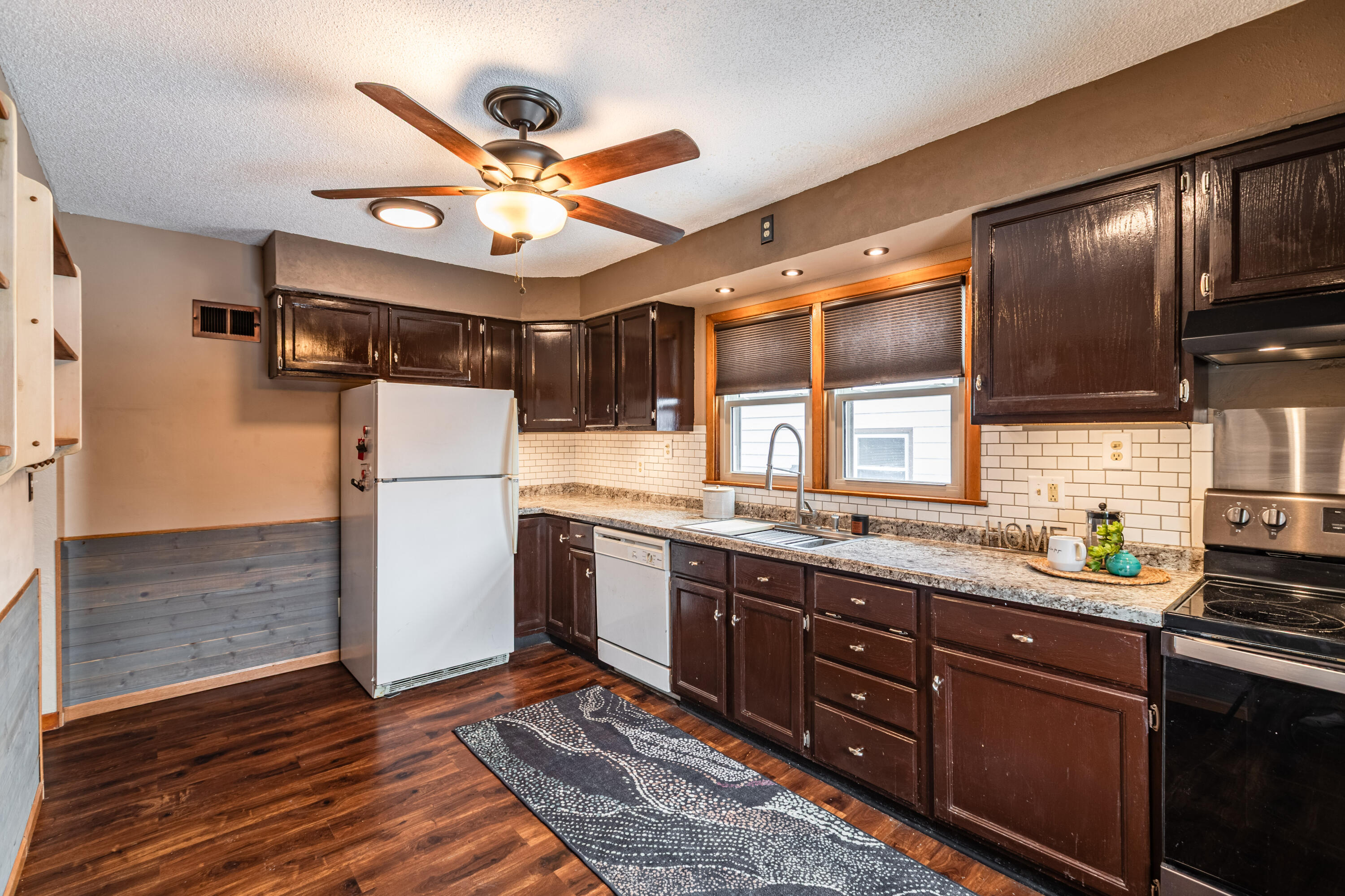 1918 Redfield Street La Crosse, WI 54601 - Photo 5 of 27 C24I1350-HDR