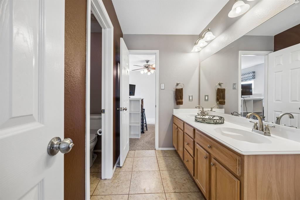 545 Rothschild Lane Murphy, TX 75094 - Photo 22 of 27 Upstairs full bath that connects both bedrooms.