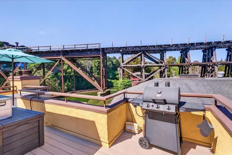 a view of entryway with a front door