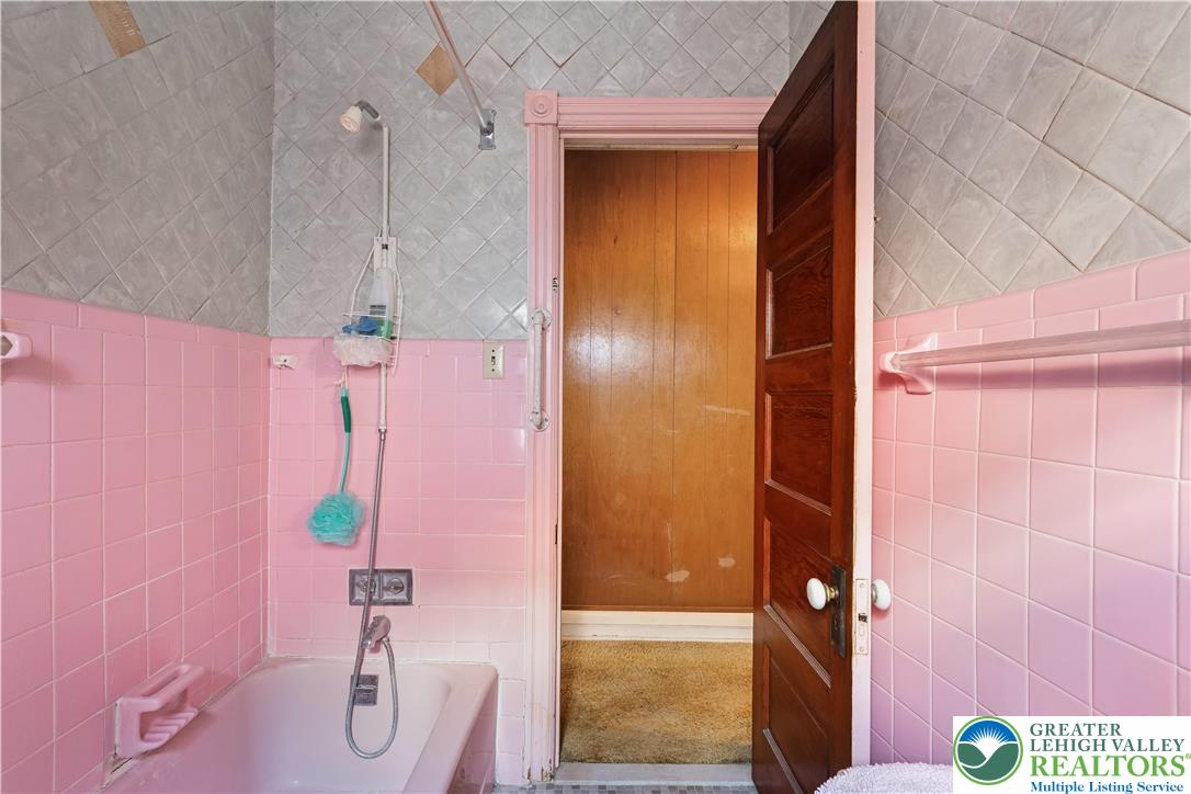 535 North Front Street Allentown, PA 18102 - Photo 46 of 51 a bathroom with a shower