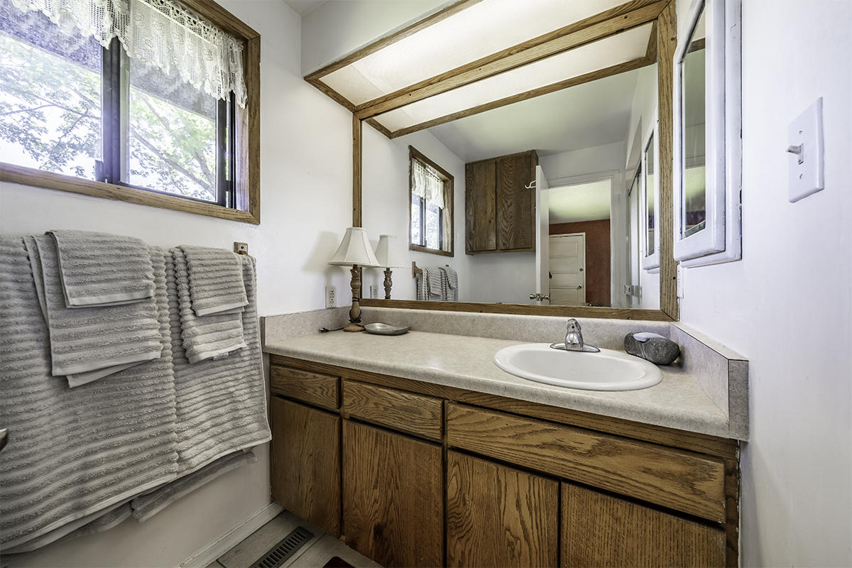 2182 Old Stage Road Central Point, OR 97502 - Photo 16 of 35 Master Bath.
