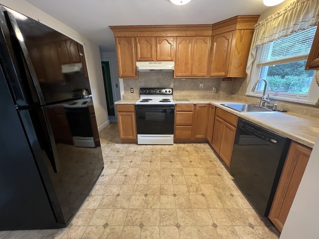 21 Sargent Street Beverly, MA 01915 - Photo 2 of 13