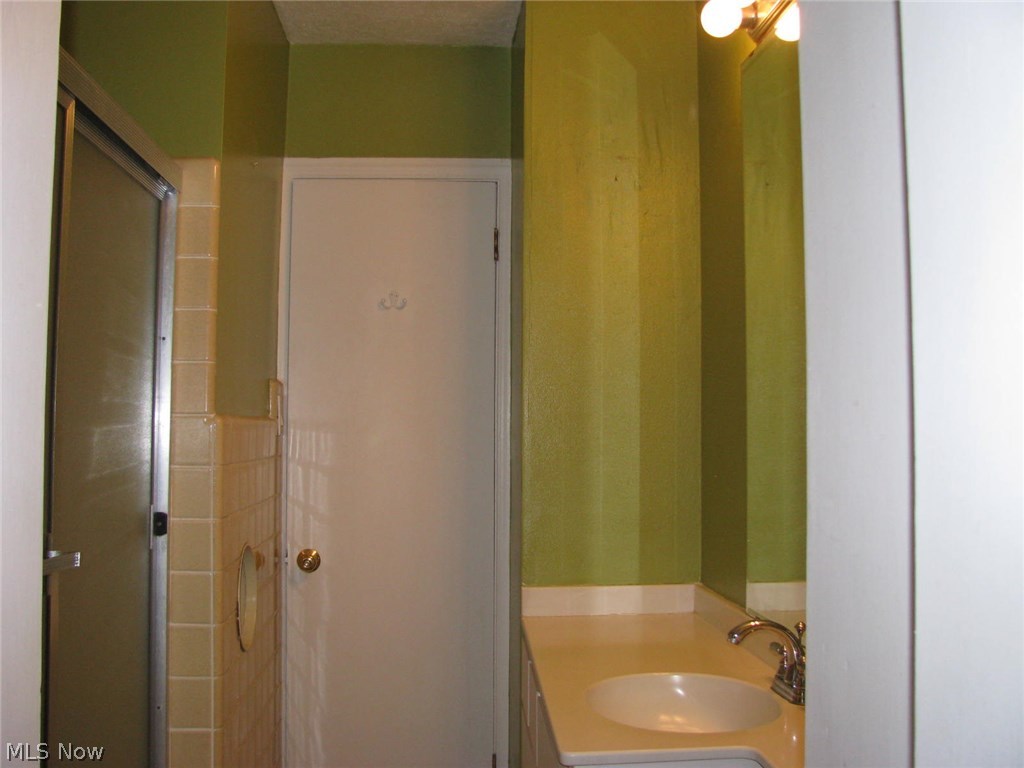 5651 Wellington Road Cleveland, OH 44124 - Photo 19 of 33