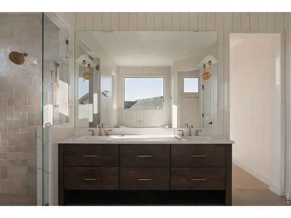 a en suite bathroom with a sink and a mirror