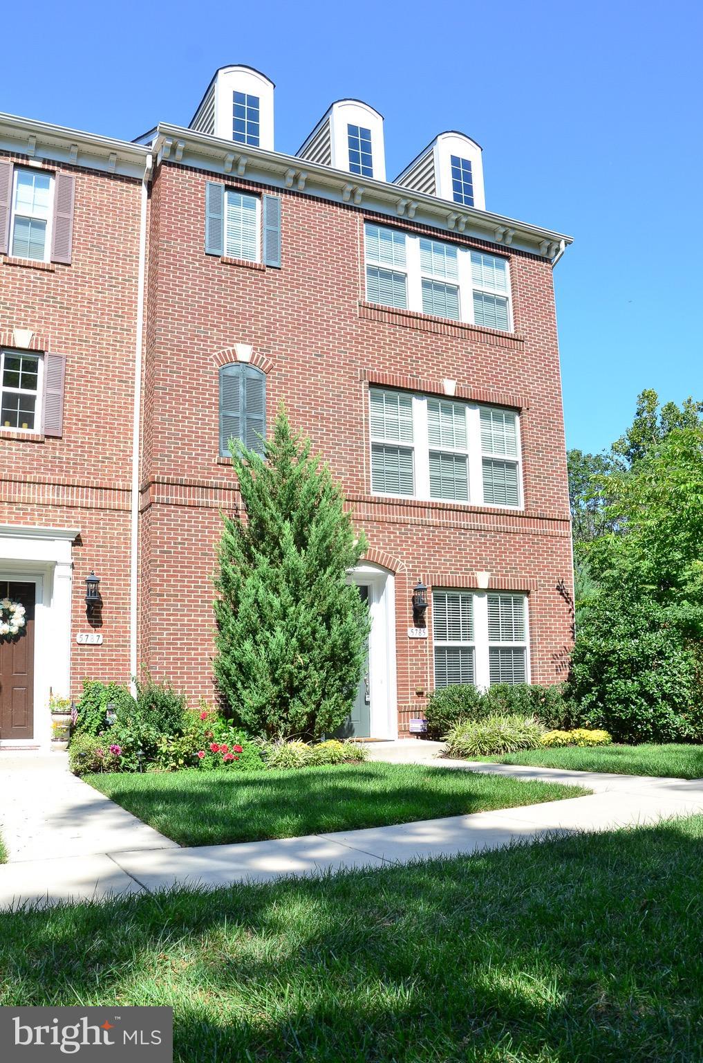 5785 Hunting Creek Road Alexandria, VA 22303 - Photo 2 of 28 End unit surrounded by mature trees
