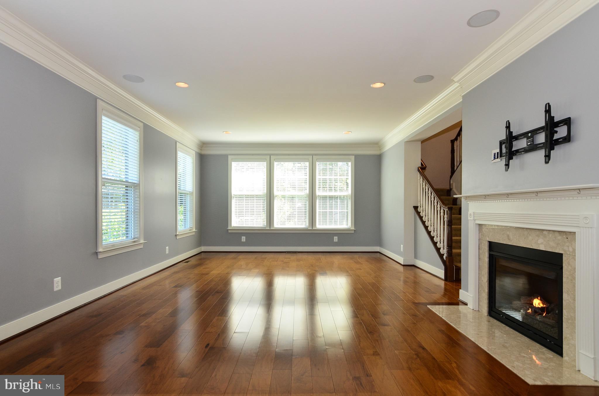 5785 Hunting Creek Road Alexandria, VA 22303 - Photo 14 of 28 Living Room