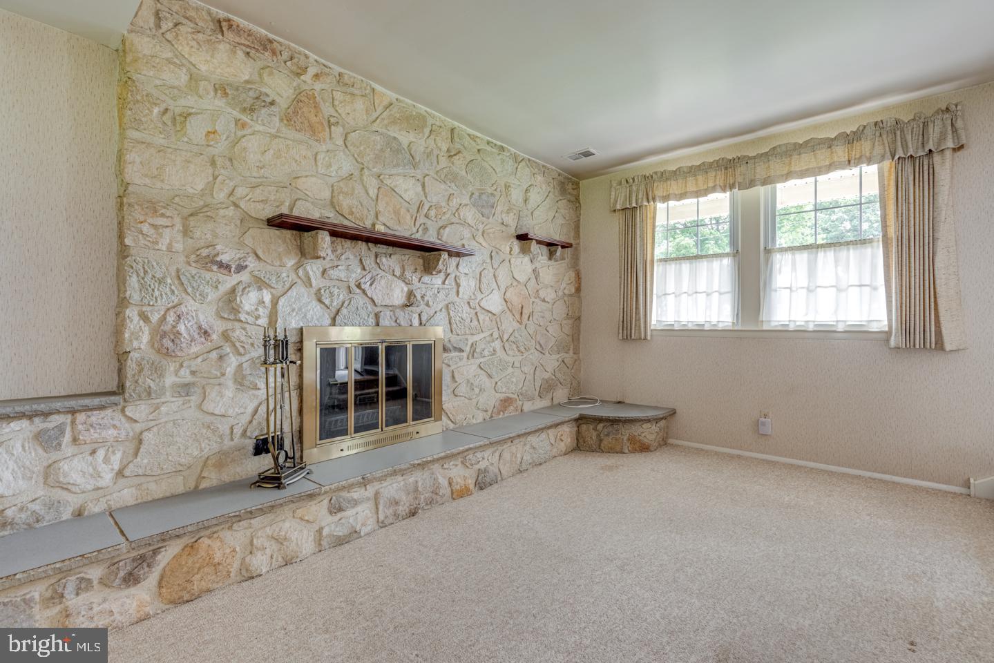 7 Navy Drive Delran, NJ 08075 - Photo 16 of 36 Family room with stone accent wall