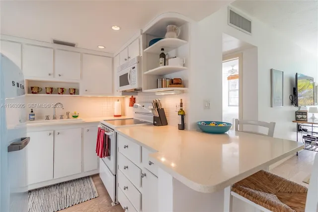 $3,950 | 301 Ocean Drive, Unit 306, Miami Beach, FL 33139