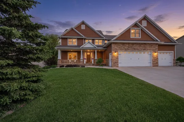 $899,900 | 2017 East Higgins Hill, De Pere, WI 54115