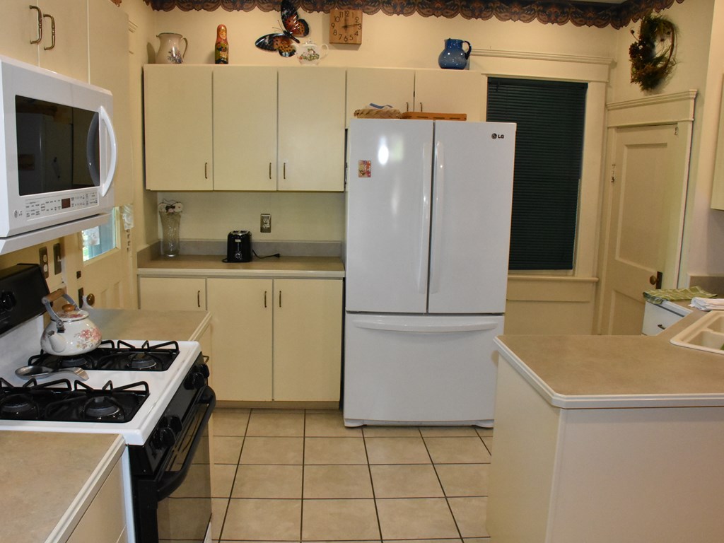 655 Chestnut Street Meadville, PA 16335 - Photo 13 of 43 a kitchen with a appliances a sink and a stove