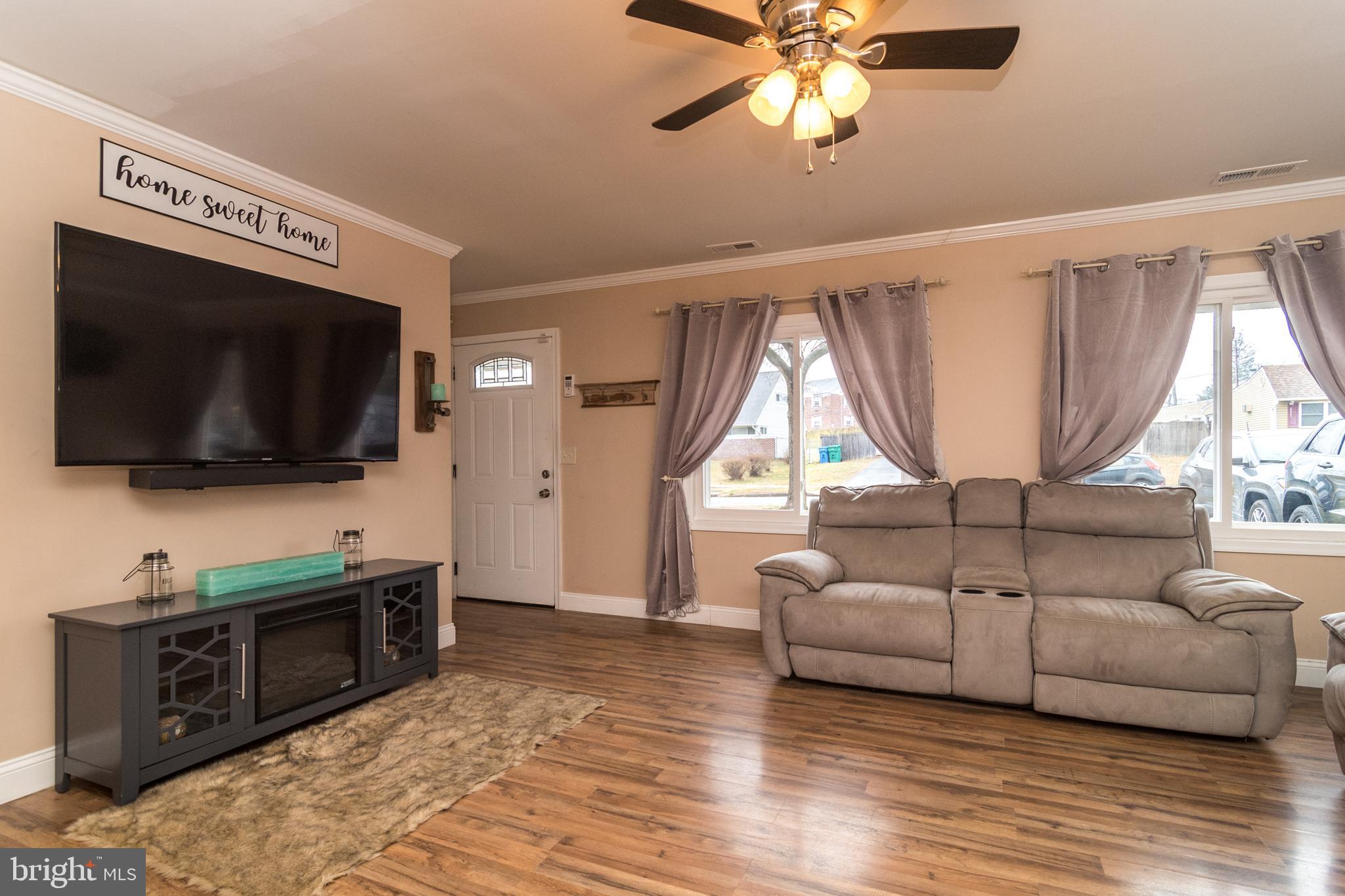 20 Violet Road Levittown, PA 19057 - Photo 2 of 41 Living Room