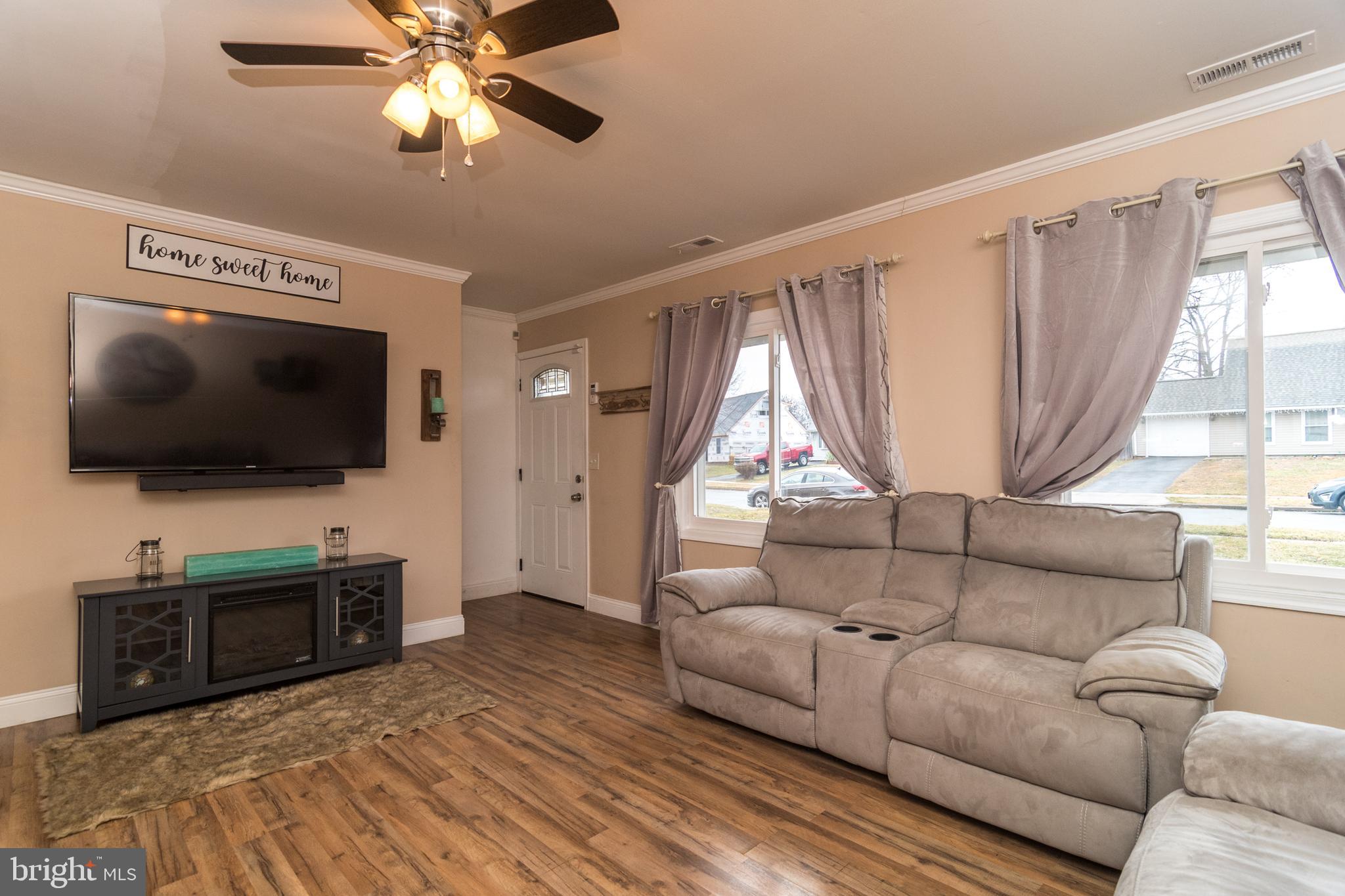 20 Violet Road Levittown, PA 19057 - Photo 23 of 41 Living Room