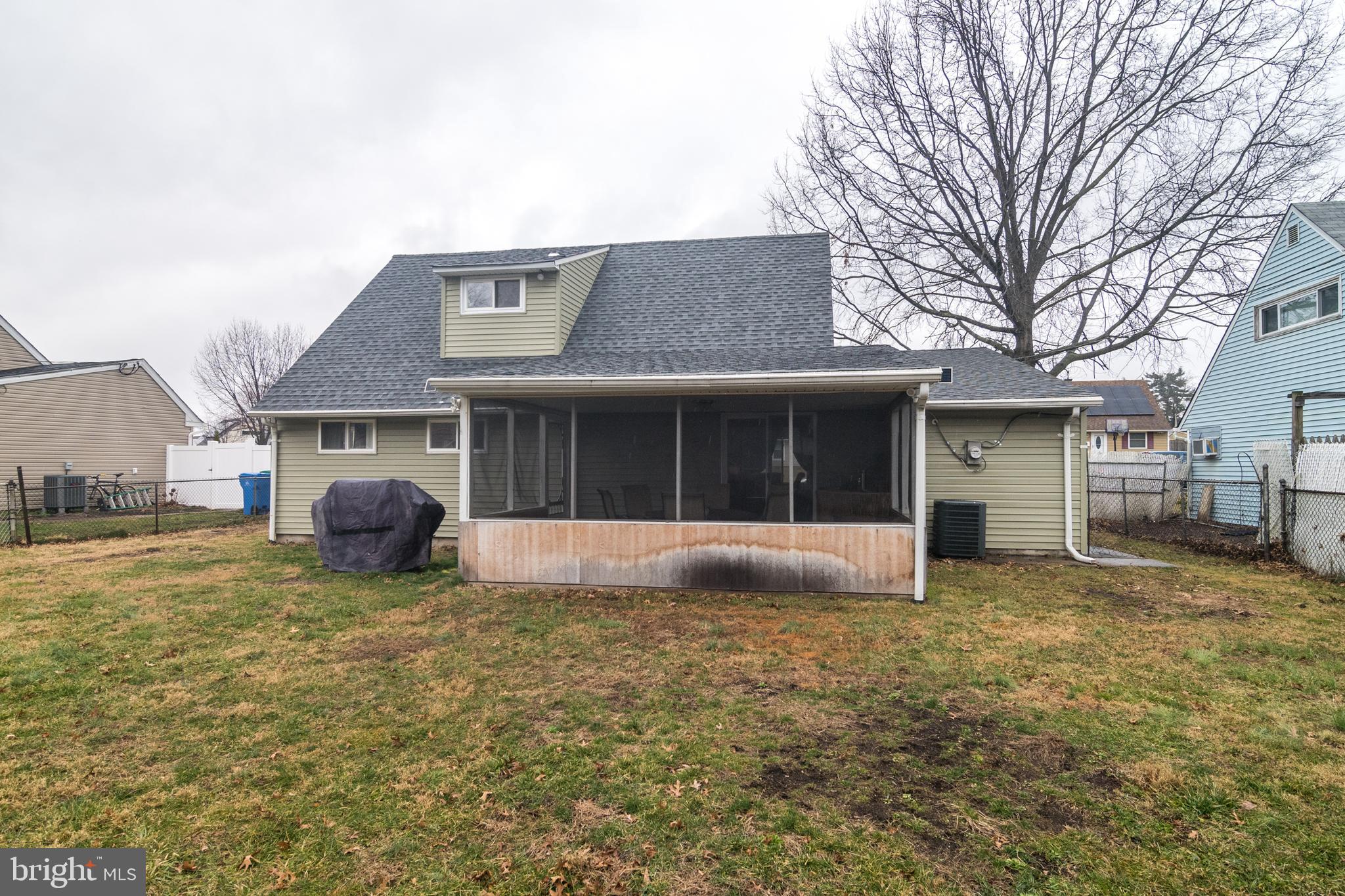 20 Violet Road Levittown, PA 19057 - Photo 33 of 41 Back yard
