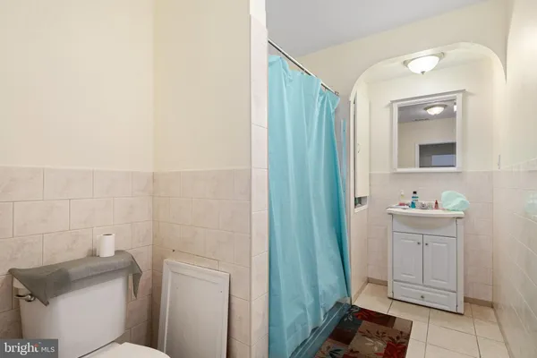 $2,400 | 252 South Street, Unit 2, Philadelphia, PA 19147