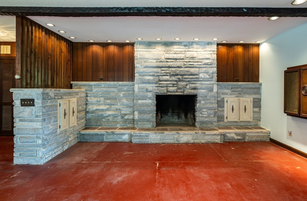 36 Gunn Road Southampton, MA 01073 - Photo 29 of 40 a view of hall way with furniture