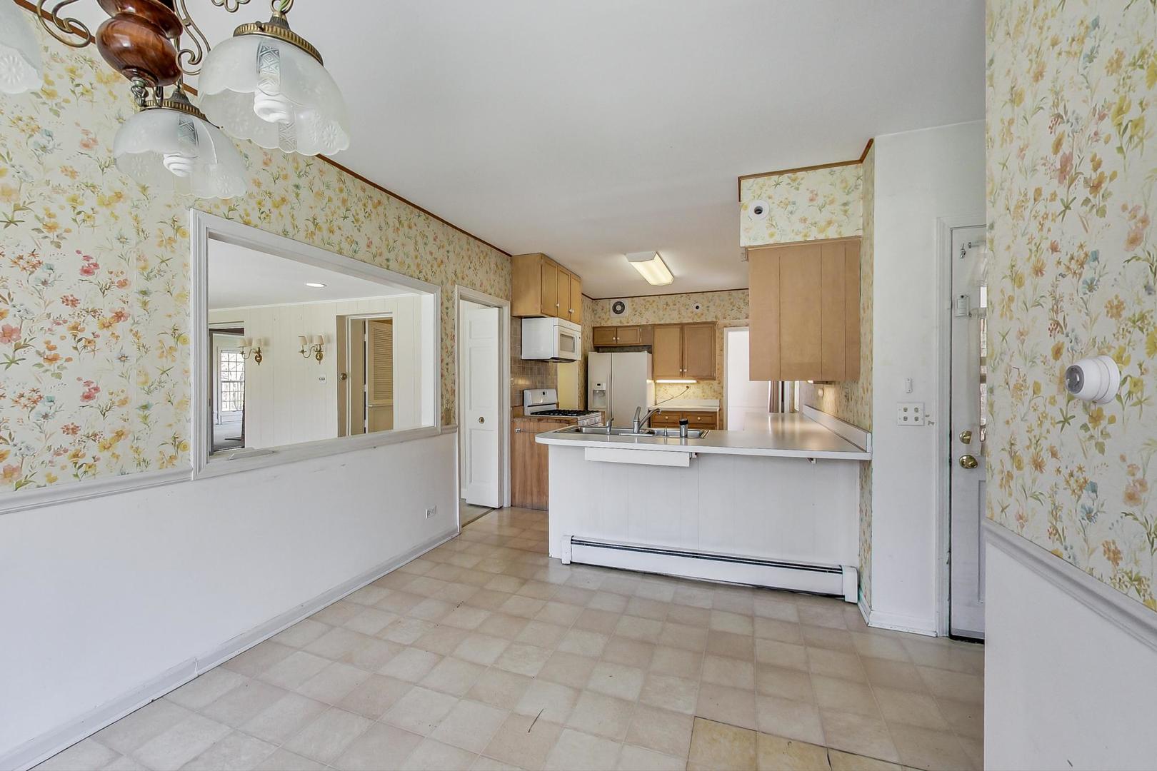 22 Timber Lane Northbrook, IL 60062 - Photo 12 of 41 a view of kitchen with microwave and refrigerator