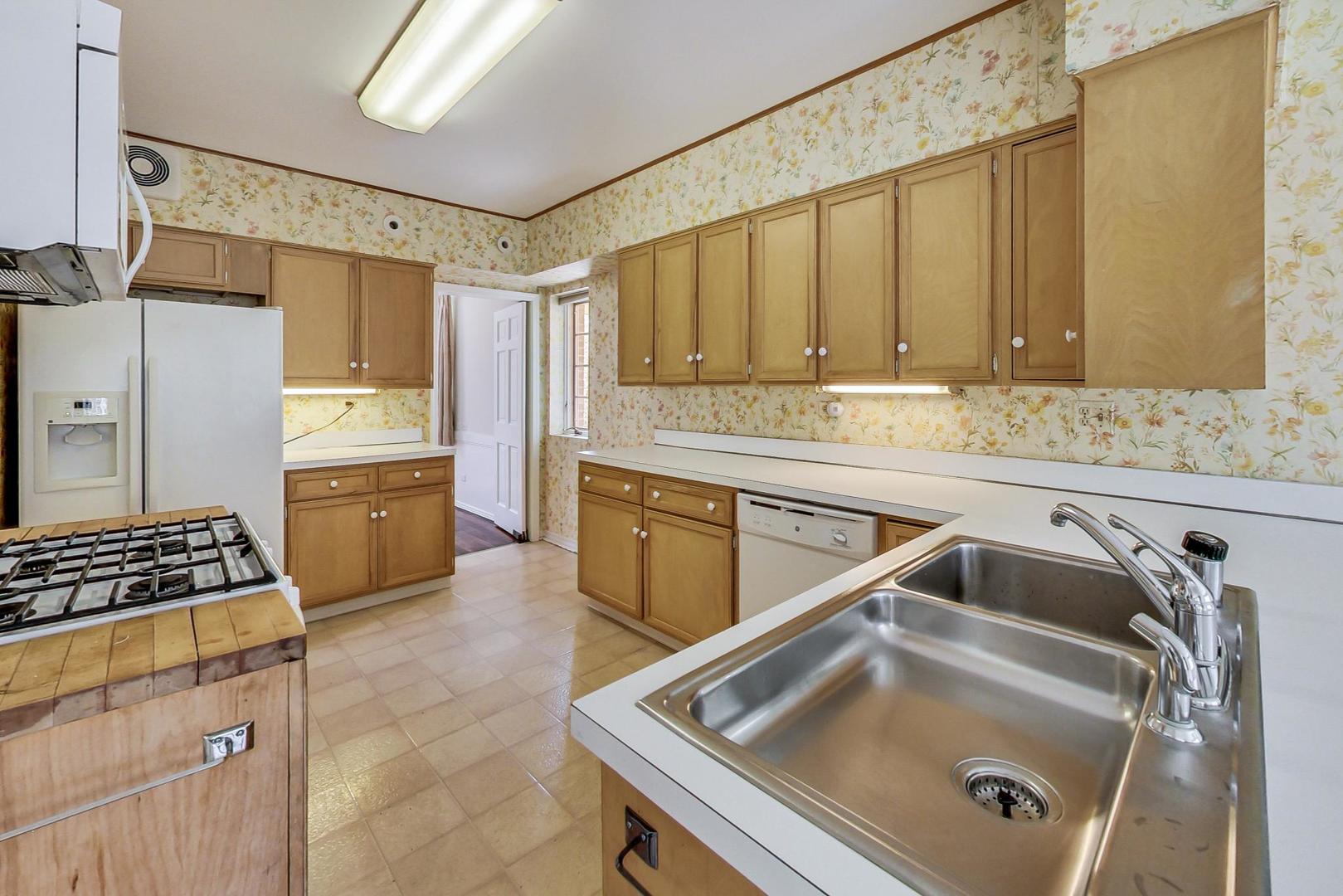 22 Timber Lane Northbrook, IL 60062 - Photo 9 of 41 a kitchen that has a sink and a stove in it