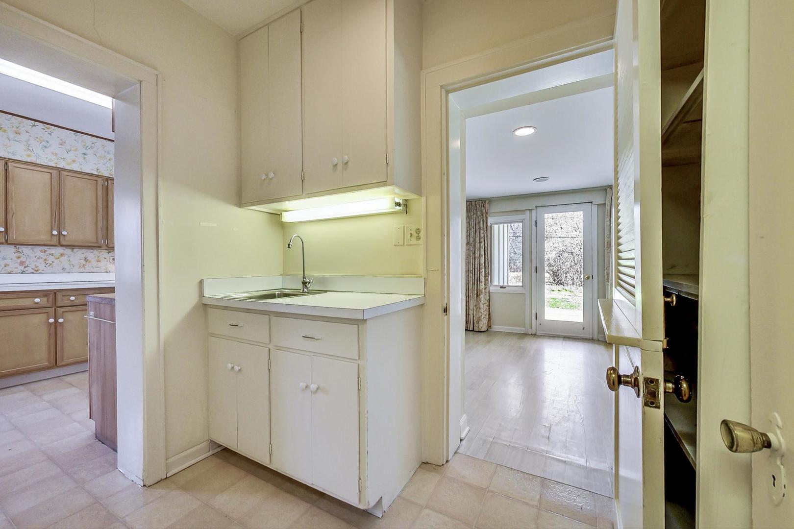 22 Timber Lane Northbrook, IL 60062 - Photo 10 of 41 a bathroom with a sink a toilet and shower