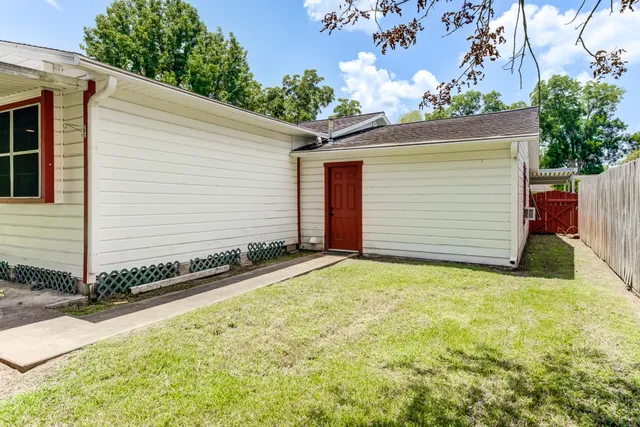 a view of a backyard