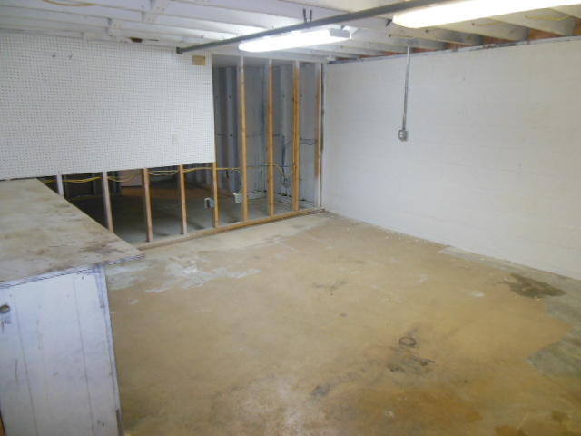 4645 Grandin Road Southwest Roanoke, VA 24018 - Photo 21 of 23 a view of a garage