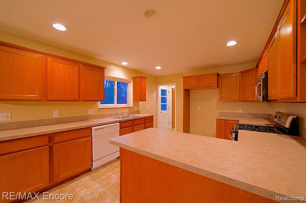 160 Kalhaven Road Rochester Hills, MI 48307 - Photo 5 of 24