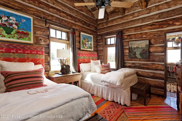 a view of a lake with houses in back