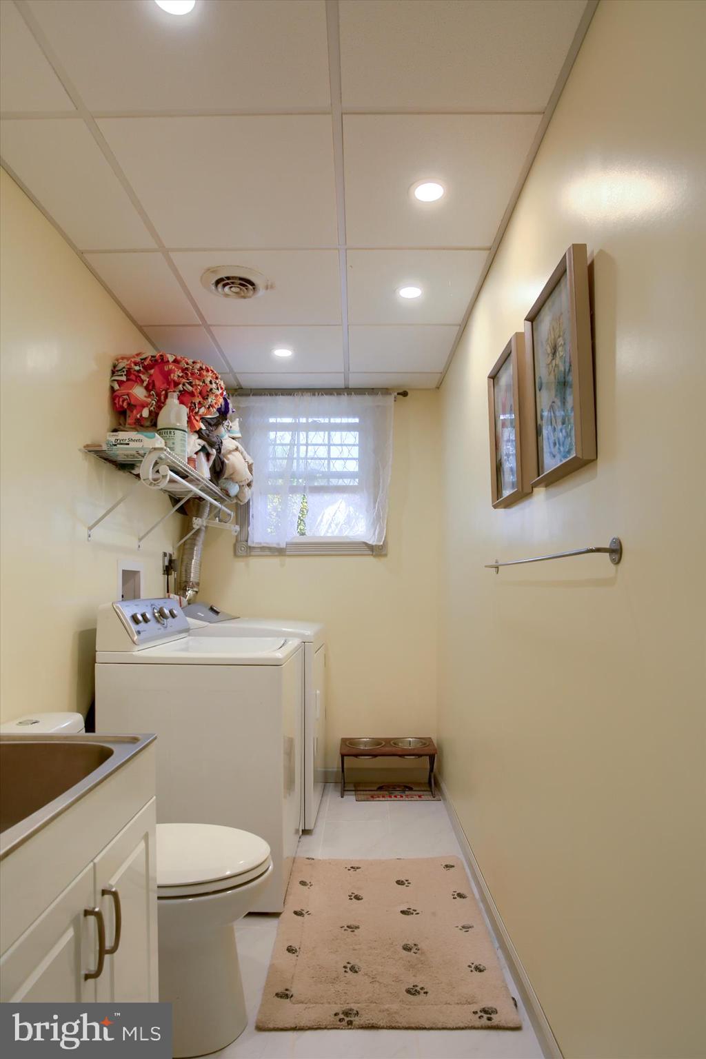 3505 Cranmere Lane York, PA 17402 - Photo 25 of 33 a bathroom with a toilet a sink and a mirror