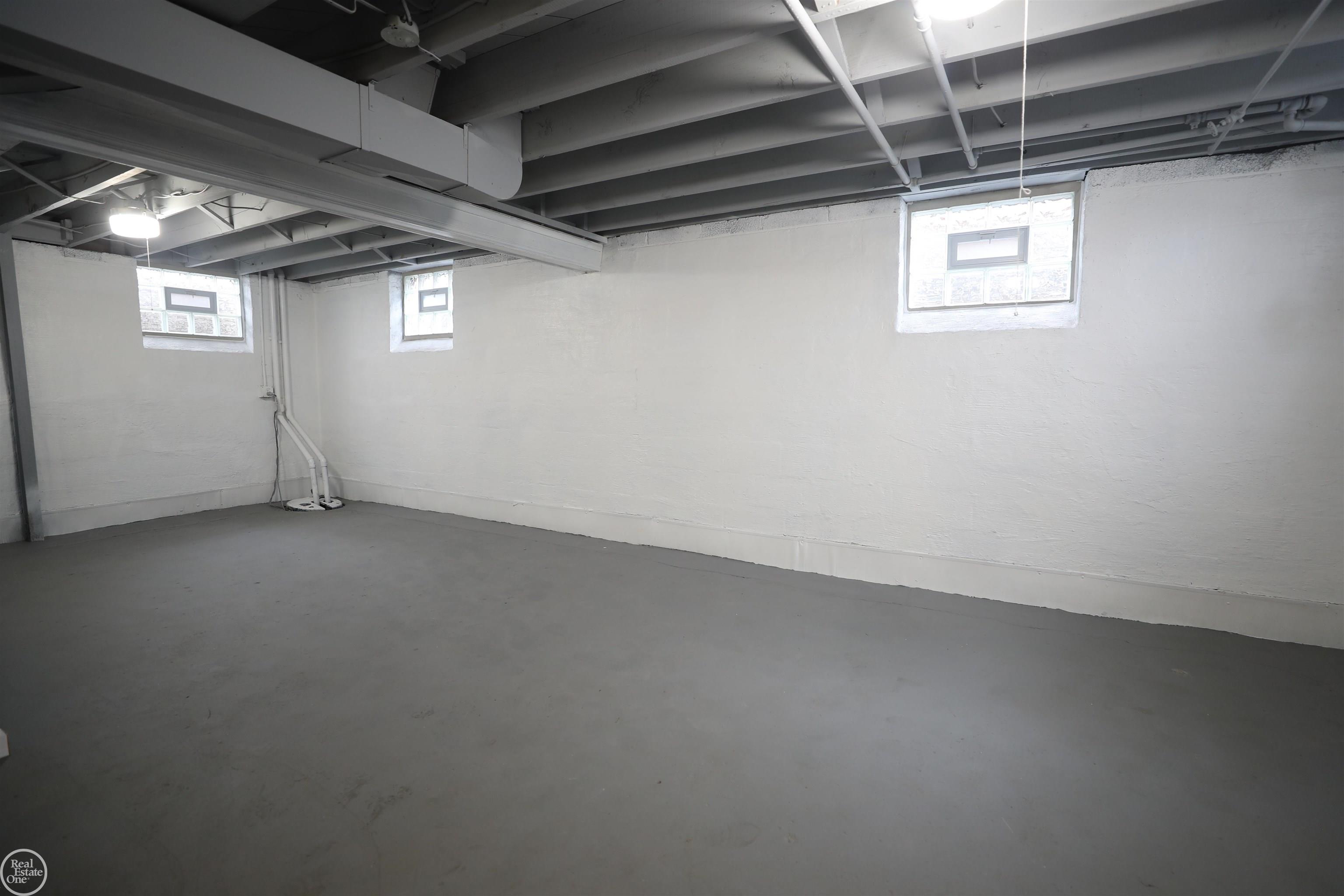1111 South Renaud Road Grosse Pointe, MI 48236 - Photo 32 of 38 50103250-31.JPG