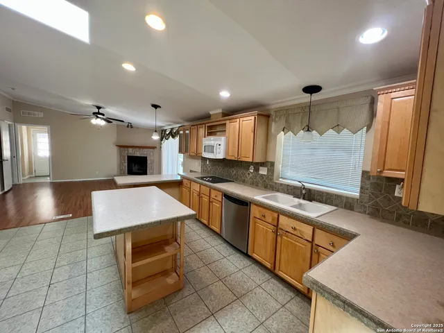 $1,850 | 105 Encino Torcido, Adkins, TX 78101