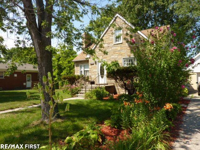 24917 Flower Eastpointe, MI 48021 - Photo 4 of 46 Perrenials galore!