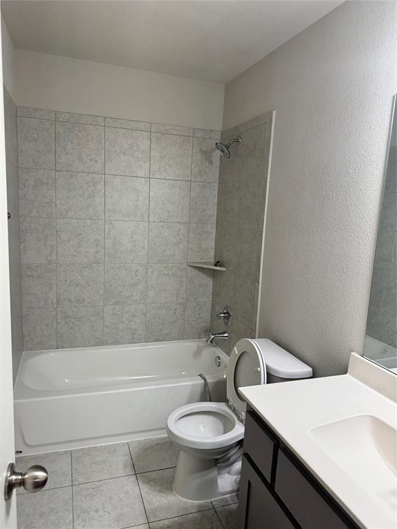 4475 Samarth Street Irving, TX 75061 - Photo 19 of 26 a bathroom with a sink a toilet and a bathtub
