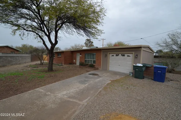 $1,600 | 3957 East Hampton Place, Tucson, AZ 85712