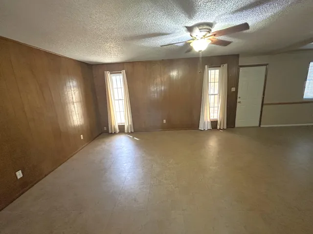 $159,900 | 604 North Elgin Avenue, Levelland, TX 79336
