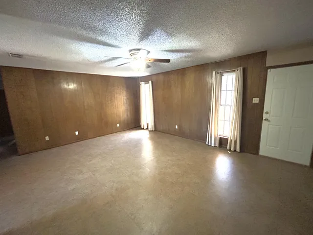 $159,900 | 604 North Elgin Avenue, Levelland, TX 79336