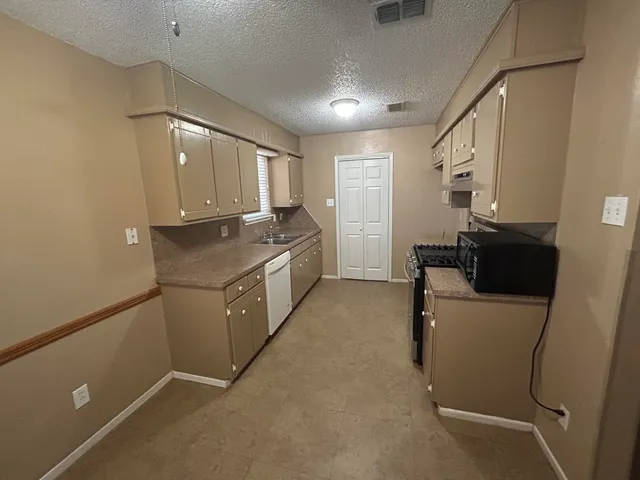 $159,900 | 604 North Elgin Avenue, Levelland, TX 79336