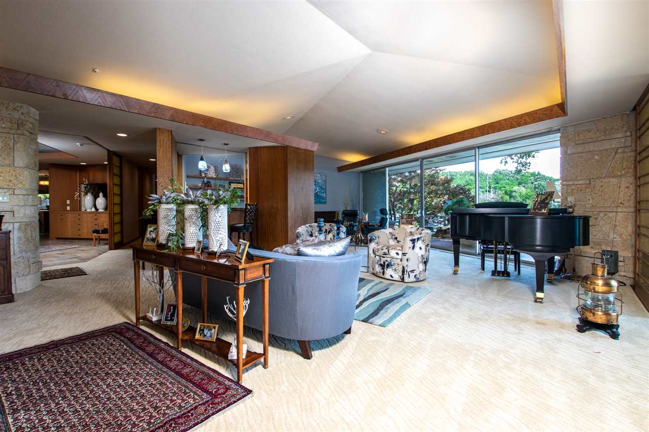 2121 Harlem Boulevard Rockford, IL 61103 - Photo 5 of 25 a living room with furniture and a table