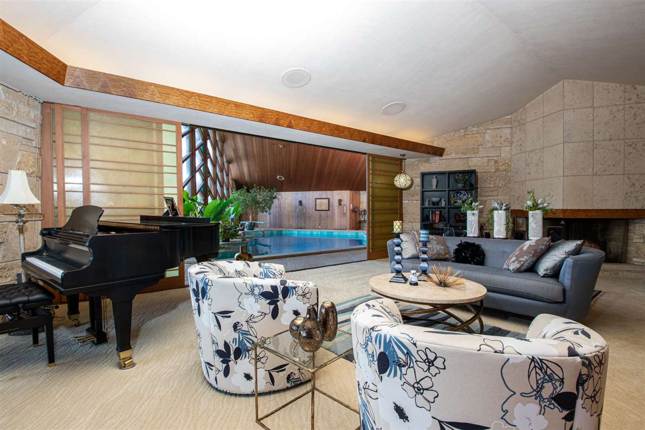2121 Harlem Boulevard Rockford, IL 61103 - Photo 6 of 25 a living room with furniture and a large window