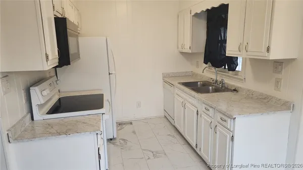$1,400 | 2135 Quailridge Drive, Fayetteville, NC 28304