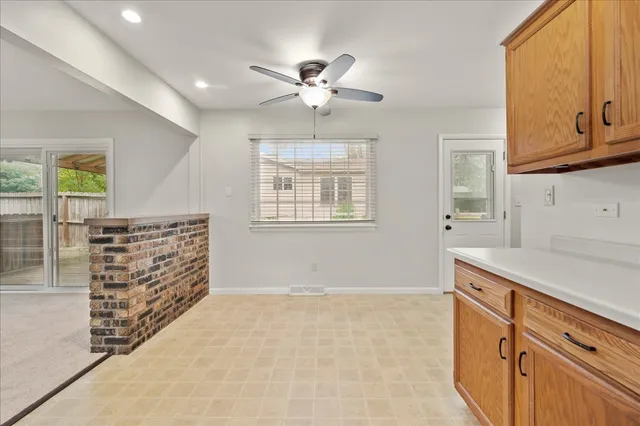 $327,900 | 503 West State Street, North Aurora, IL 60542