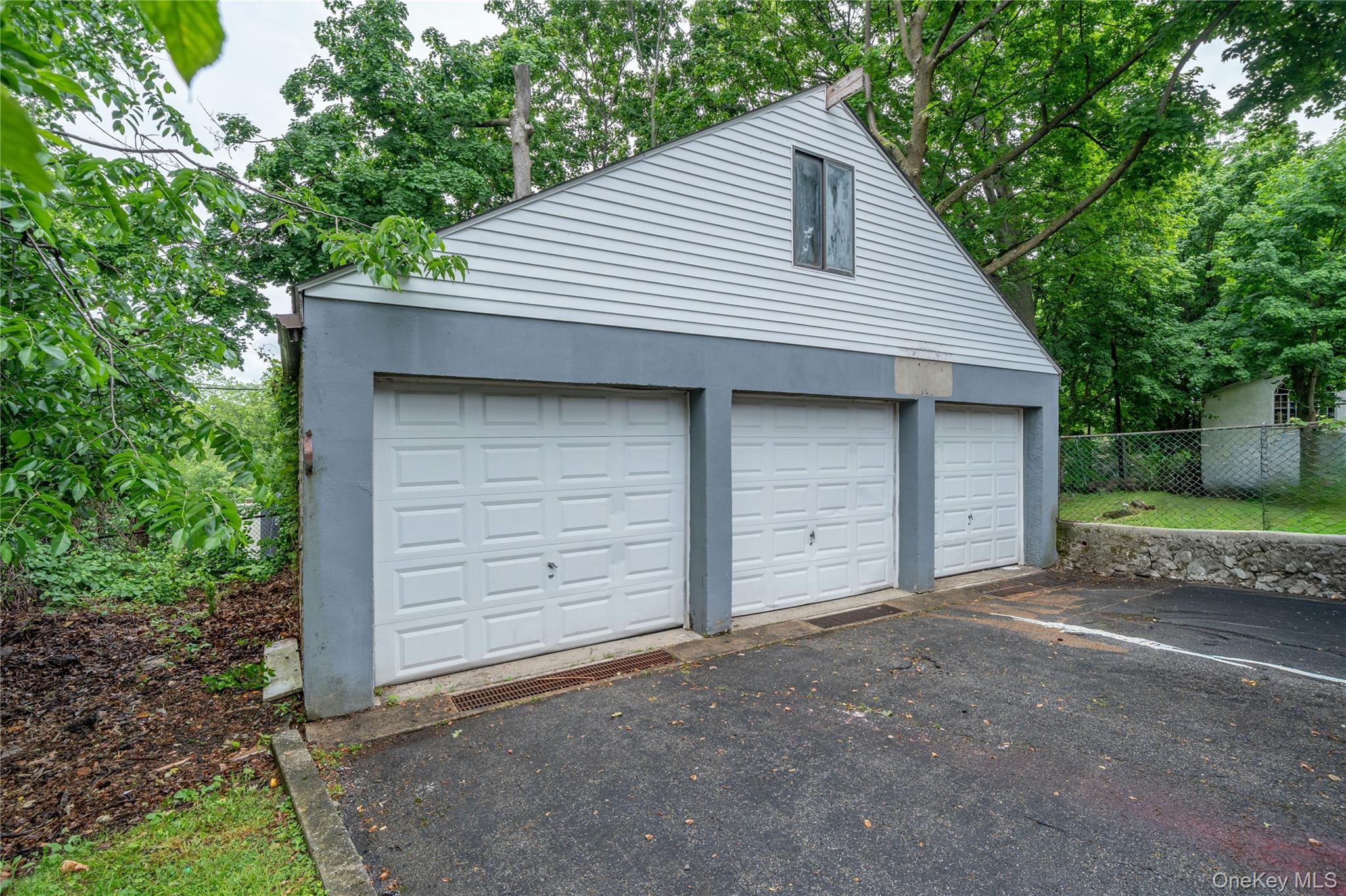 32 Ridgeview Avenue White Plains, NY 10606 - Photo 3 of 23 Three Car Garage w/ Walk Up Loft Storage
