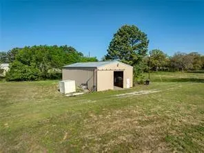 a view of a house with backyard and garden