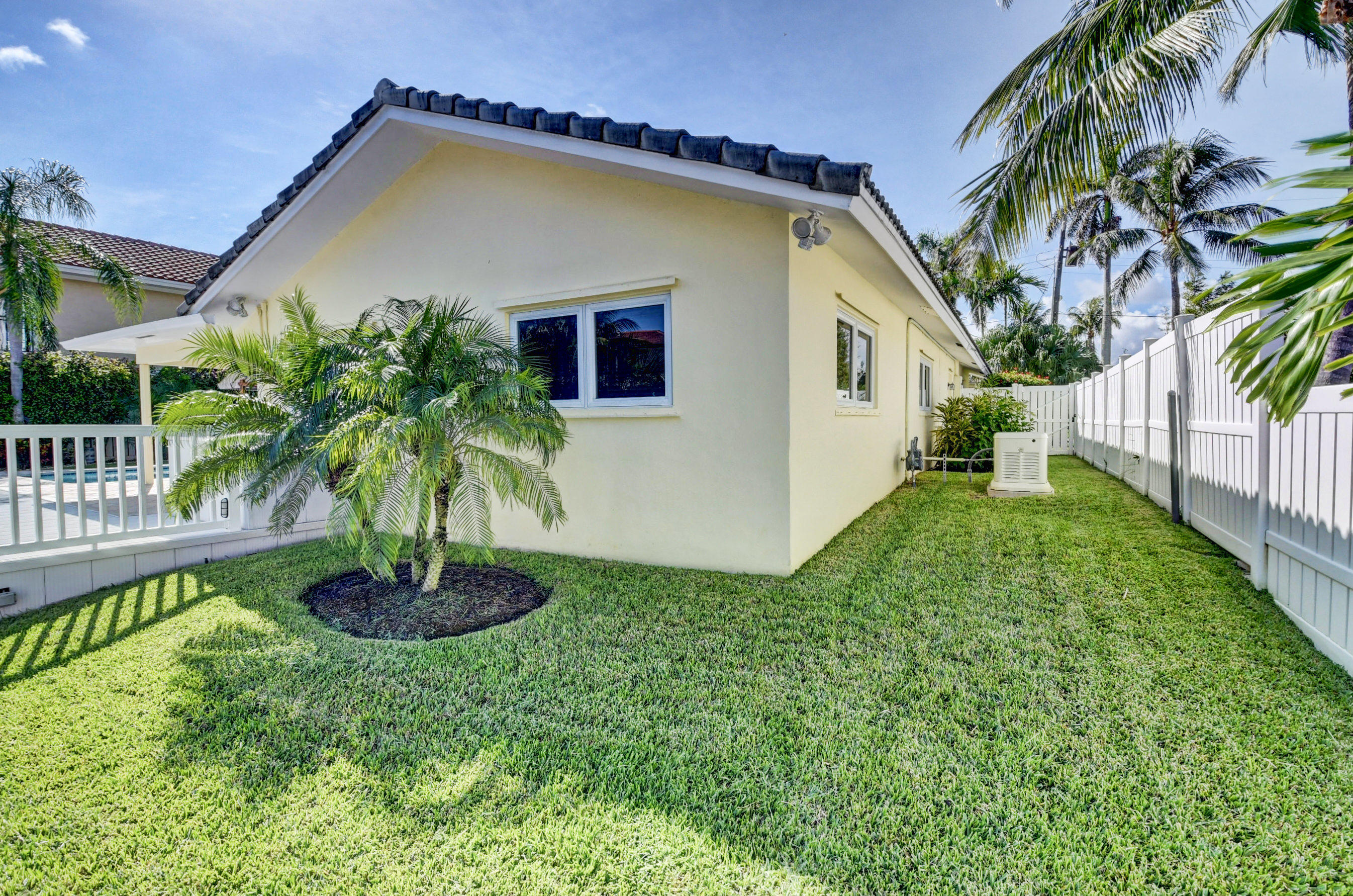 681 Marine Drive Boca Raton, FL 33431 - Photo 29 of 32 Side Yard