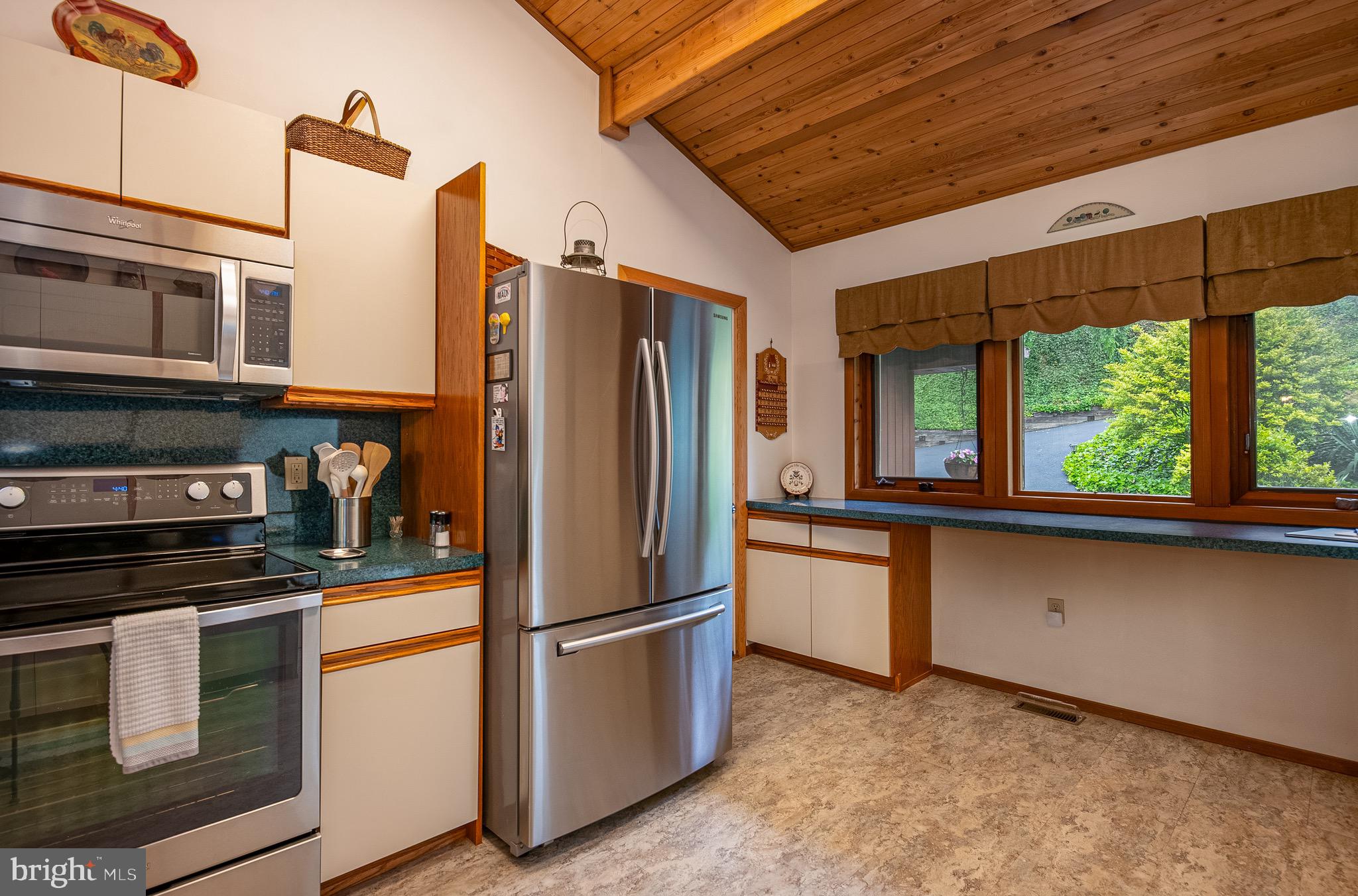 40 Golfview Lane Reading, PA 19606 - Photo 19 of 48 a kitchen with stainless steel appliances a refrigerator stove and microwave
